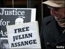 Michael Moore colabora con US$20.000 para la fianza de Assange