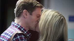 ¿Por qué cerramos los ojos al darnos picos?