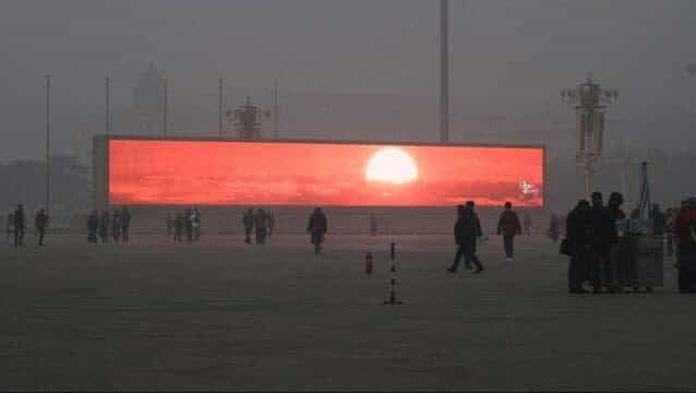 SOL en Beijing sale pero en una pantalla de LEDS