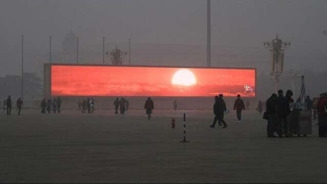 SOL en Beijing sale pero en una pantalla de LEDS