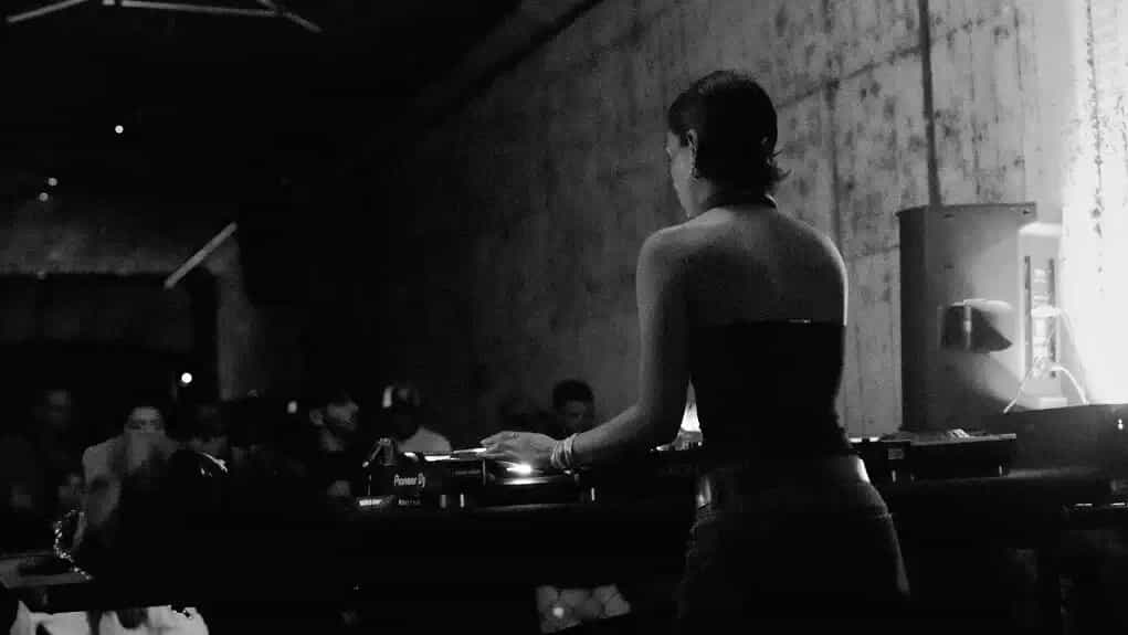 ANDREA ZAPATA en entrevista: Tenemos que confiar más en nuestras raíces Latinas