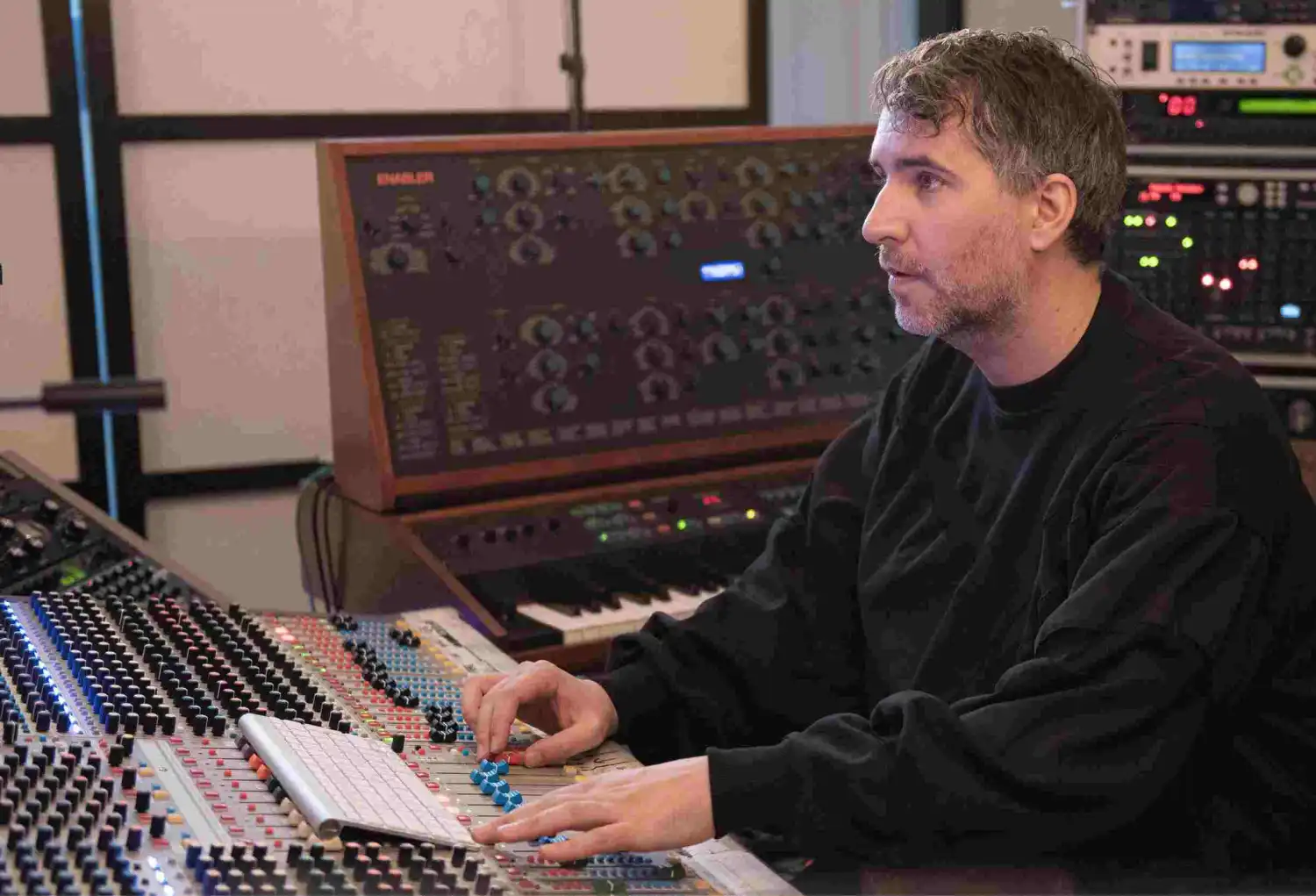 ¡Mathew Jonson Revela el Caos Secreto que Hace que tu Cerebro No Pueda Escapar de su Música!