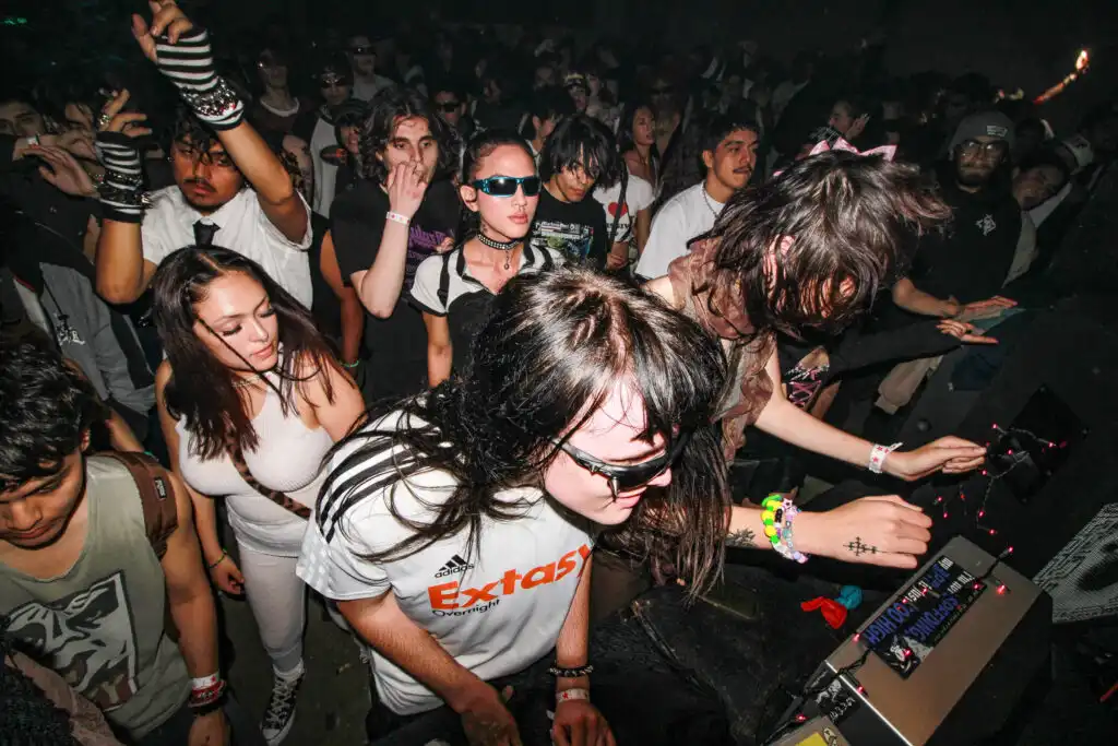 Un rave puede equivaler a correr 42 km: hasta 50.000 pasos en una sola noche.