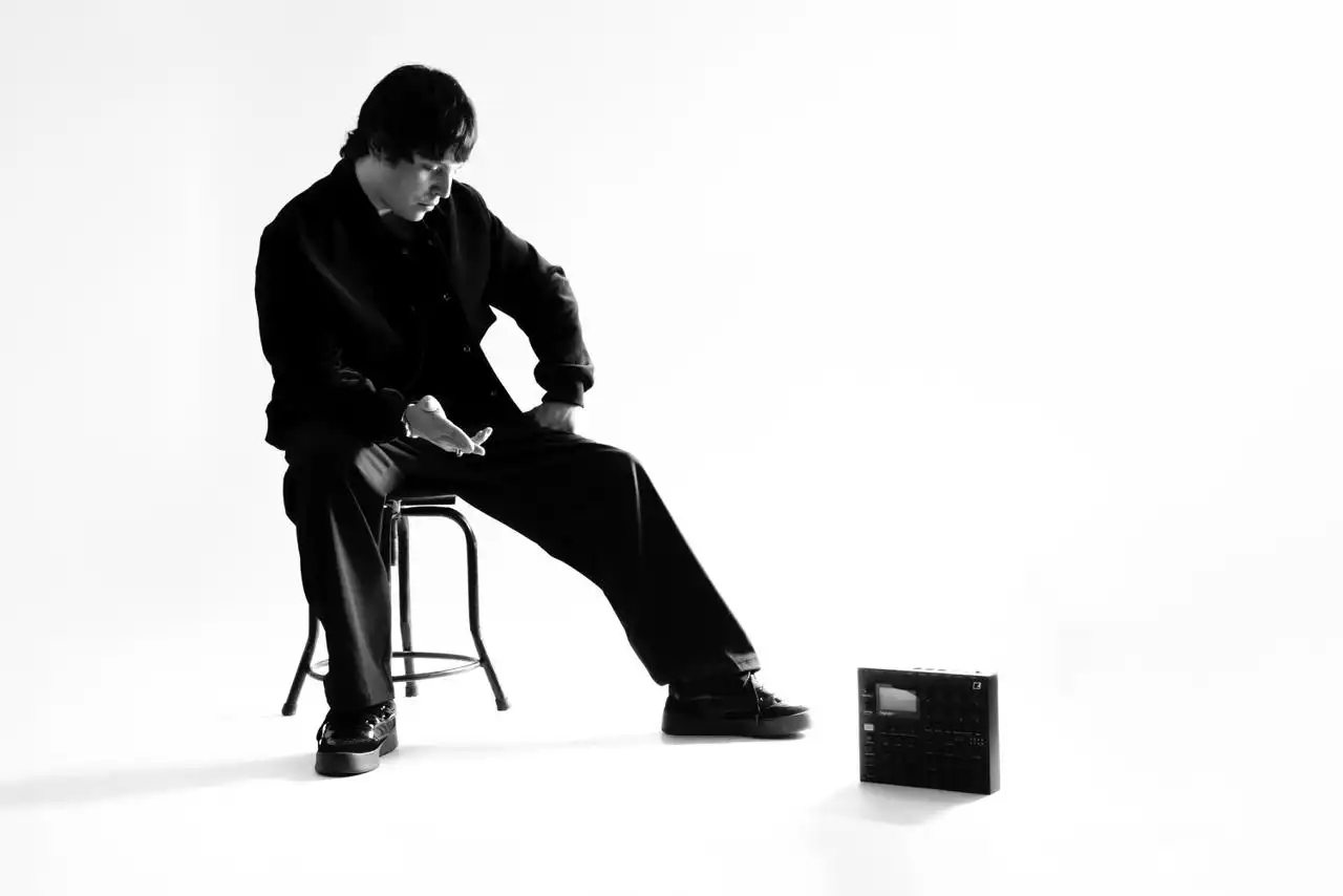 105 Latidos para reparar el tiempo: El ritual sonoro de Damaged Clock