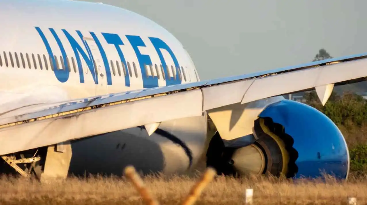 United Airlines amenaza con prohibir a los clientes que no usen auriculares