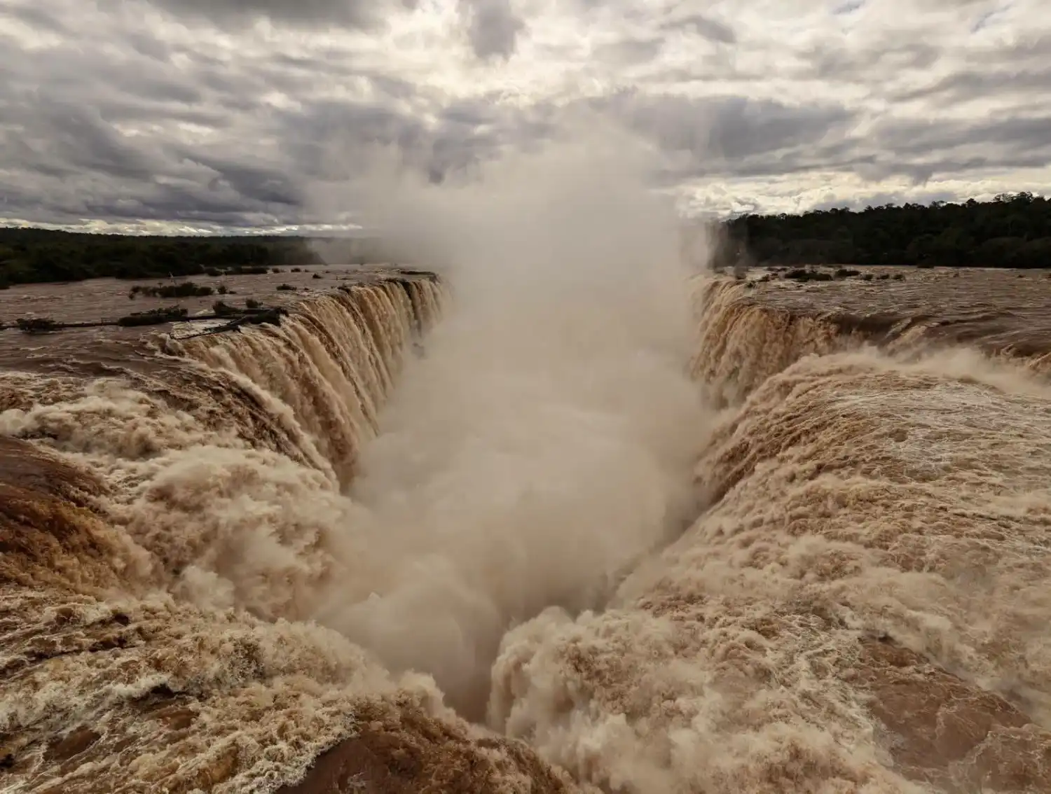 Las Cataratas del Río Iguazú, han registrado una gran crecida, rebasando los niveles habituales