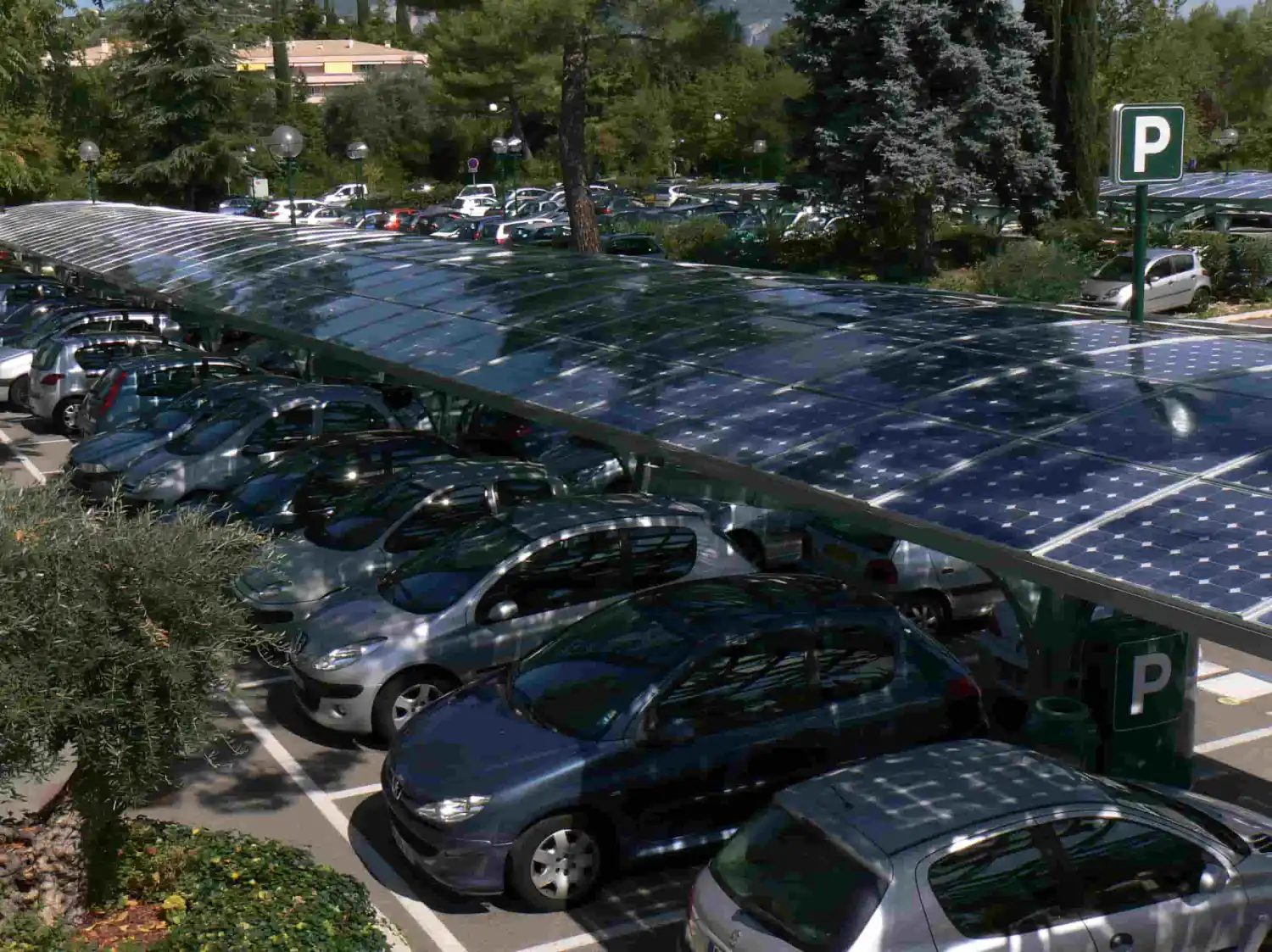 Transición Energética: Marcos regulatorios en Francia impulsan la infraestructura fotovoltaica de doble uso en estacionamientos comerciales