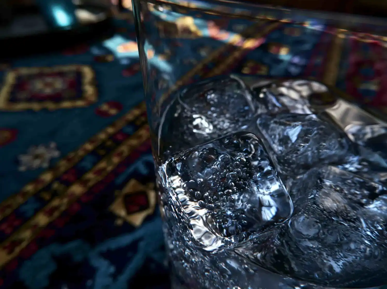 Descubren que la mezcla de dos estados moleculares del agua es la razón por la que el hielo flota