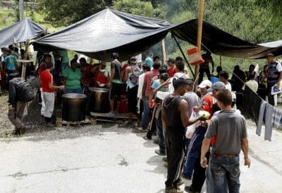 Unos 2.500 manifestantes instalan un campamento a las afueras de Medellín