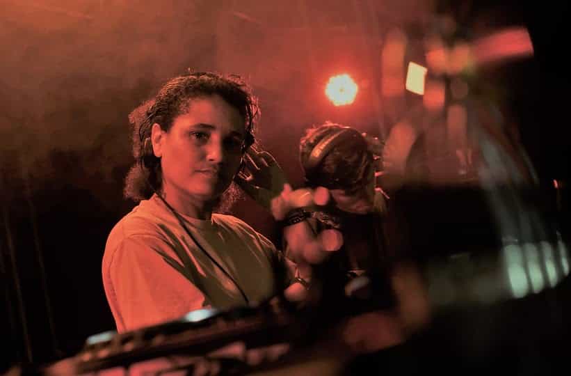 rRoxymore dibujando pinceladas de introspección en su sencillo DE-Centered