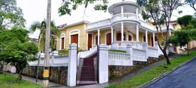 Hoy es el mejor lunes del año porque después de amar y compartir en familia empieza la rumba hasta el amanecer en la mansión Casa Prado!