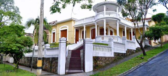 Hoy es el mejor lunes del año porque después de amar y compartir en familia empieza la rumba hasta el amanecer en la mansión Casa Prado!