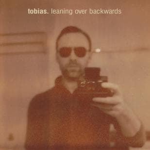 Tobias presenta Leaning Over Backwards