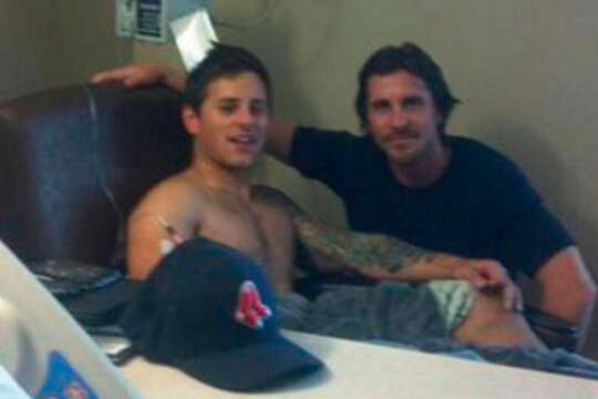 Christian Bale (Actor que hace el papel de Batman) visita a víctimas de tiroteo durante estreno de Batman The Dark Night Rises en Colorado