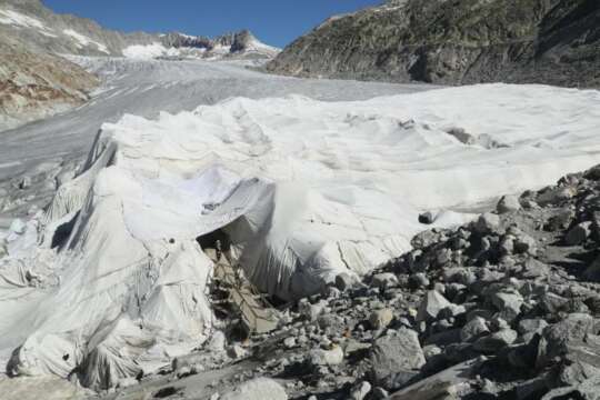 En Suiza, Alemania e Italia cubren los glaciares con mantas para impedir que se deshielen
