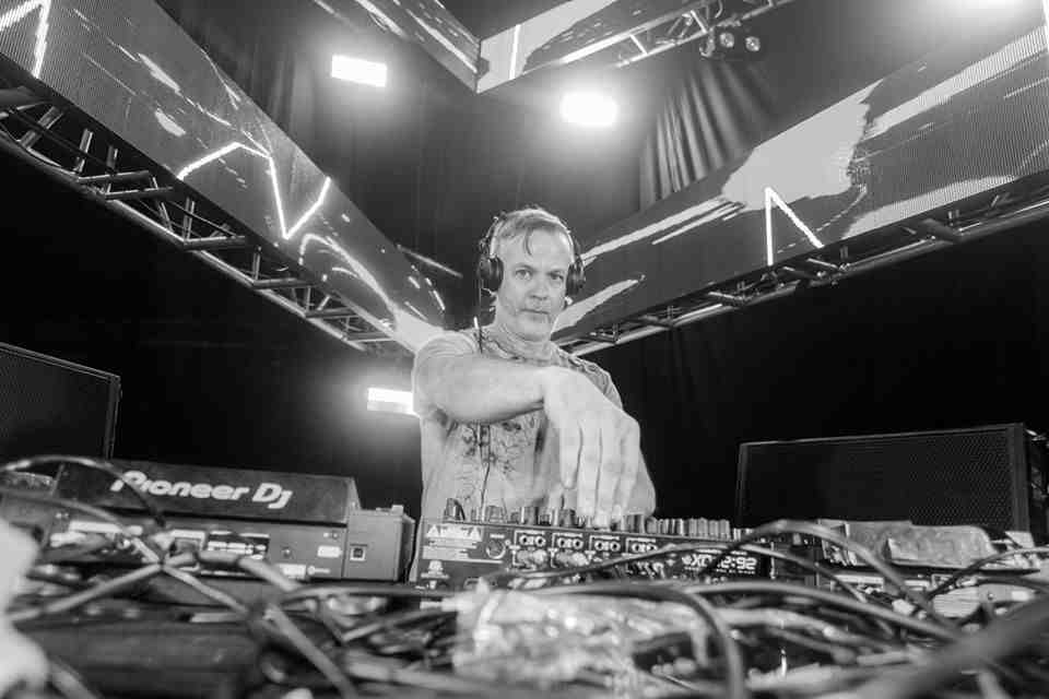 Báilate este set de INIGO KENNEDY donde hace alarde de su status Leyenda