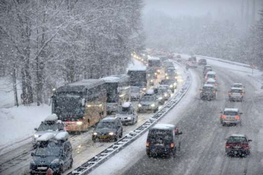15.000 carros se atascan en Los Alpes Franceses por Nieve Pesada