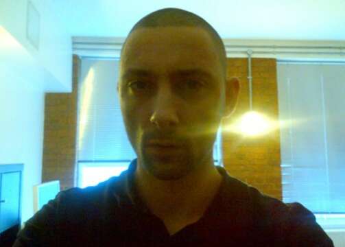 Burial muestra su rostro