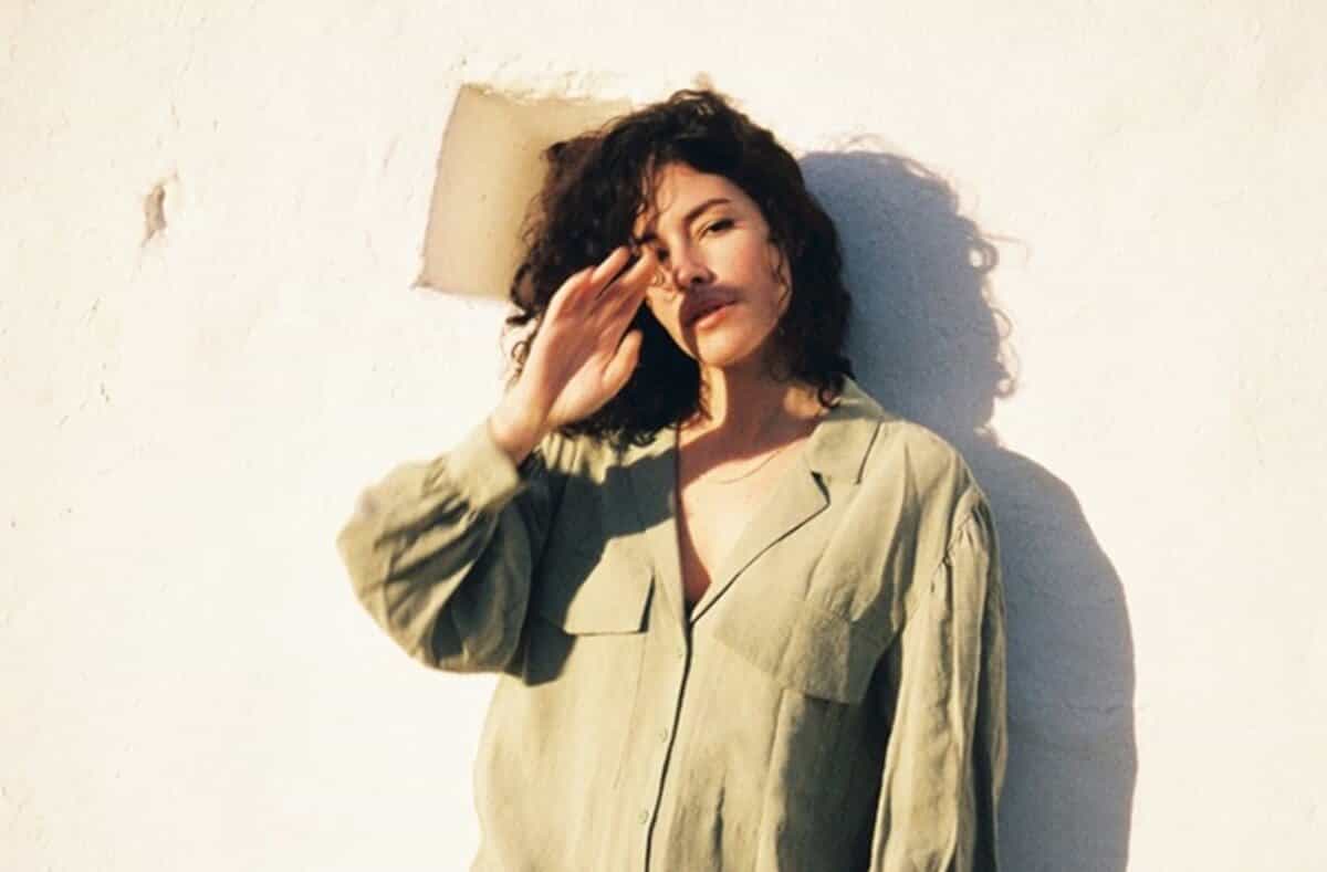 Carlota expone su primera música en solitaria en трип