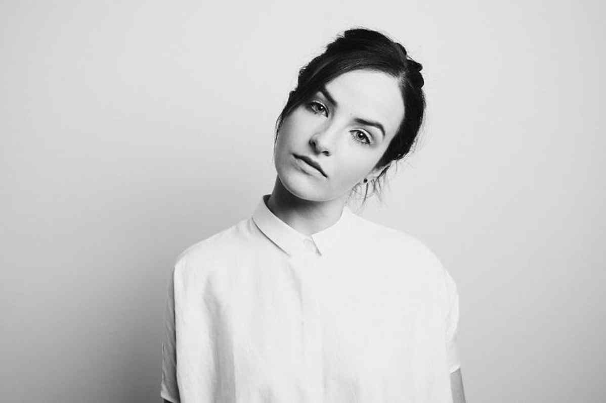 Ela Minus debuta en Domino con su primer sencillo y vídeo