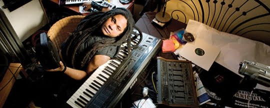 Hieroglyphic Being regala una buena dosis de House cósmico: "Seer of Cosmic Vision"...