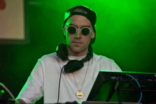 Jimmy Edgar presenta su iPHONE