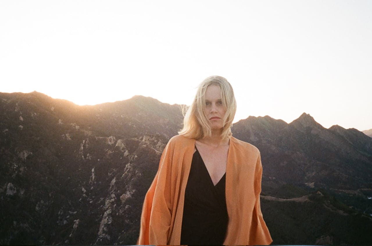 Premiere: Escucha ‘Apology’ de Maria Minerva en 100% SILK