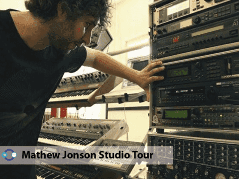 Mathew Jonson realiza tour por su estudio