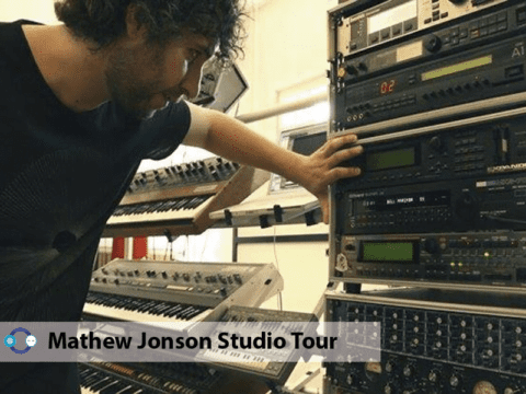 Mathew Jonson realiza tour por su estudio
