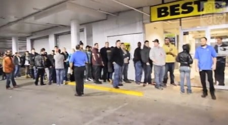 Video: Hombre demente acaba con un PS4 en su Lanzamiento