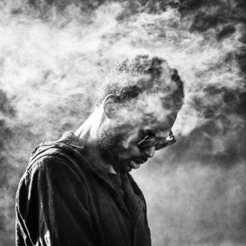 Escucha y teletranspórtate con “Grey Over Blue” de Actress...