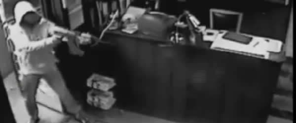 Pistolero abre fuego dentro de un club de striptease de Philadelphia con AK-47