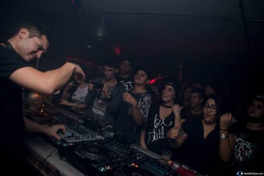 Escuchar música electrónica nos hace liberar más dopamina