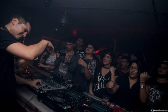 Escuchar música electrónica nos hace liberar más dopamina