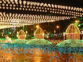 Despegó en Medellín la construcción del alumbrado navideño 2013