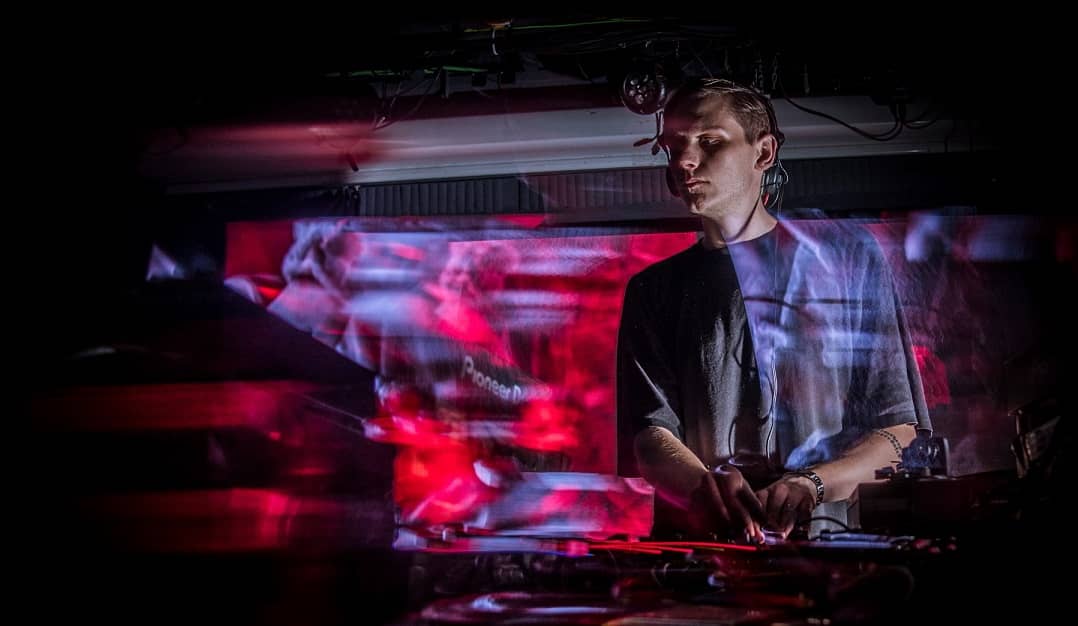 ANTHONY LINELL ofrece buceo profesional para el espíritu rave en HATE