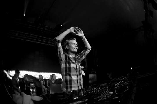 El DJ EDM Avicii muere a los 28 años en Omán
