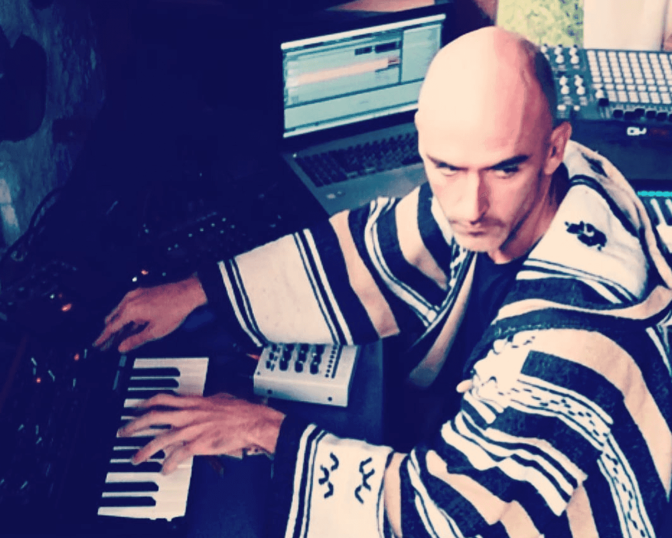 QEONE presenta su quinto lanzamiento de la mano del español Axel Toben