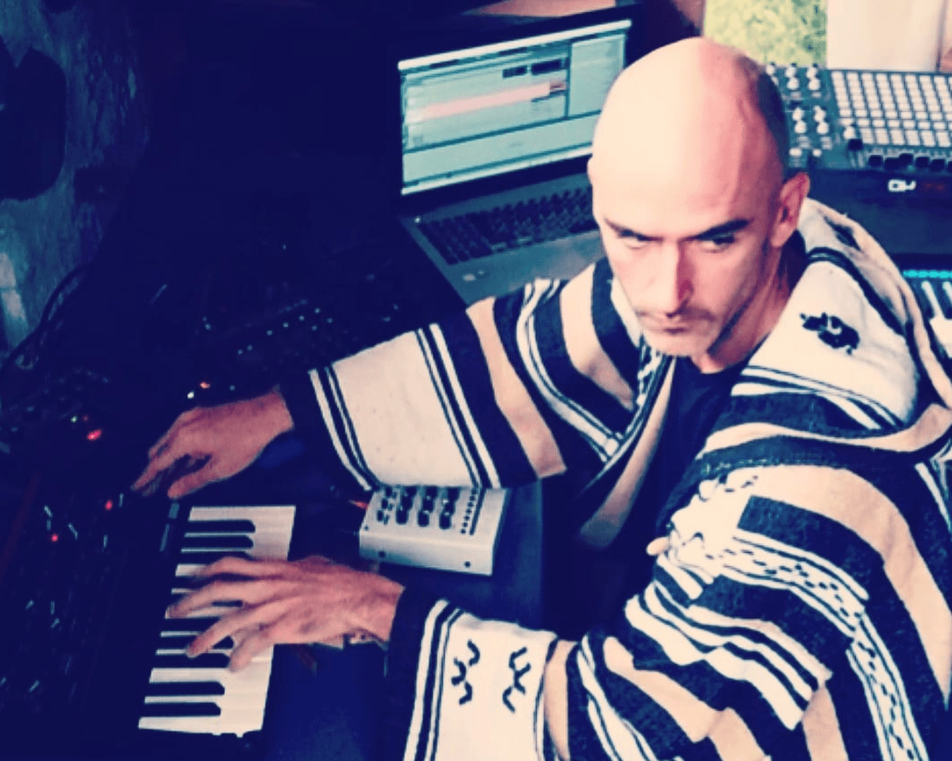 QEONE presenta su quinto lanzamiento de la mano del español Axel Toben