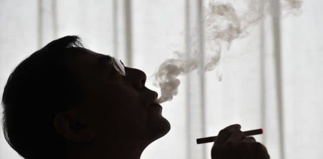Dejar el cigarrillo ayuda en tratamientos de adicción a las drogas y el alcohol.