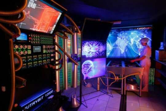 Cyberpunk en Medellín... En el centro hay un Restaurante con Autobots... Ya fuiste ?