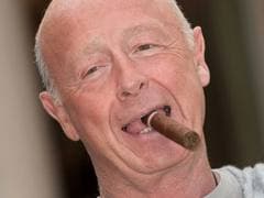 El mundo está Loco. El cineasta Tony Scott salta de un puente en Los Angeles.