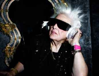 Ruth Flowers Abuela británica que se adueño de fiestas francesas como DJ.
