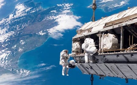 Astronautas de Discovery realizan segunda caminata espacial en la ISS