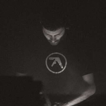 Un rayo fulgurante iluminará la sala del Club 1984 ¡UVB en los decks el 23 de febrero!