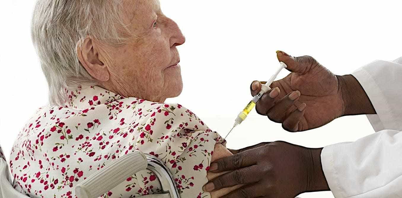 Vacunas no quitan riesgo de muerte en adultos mayores de 75 años