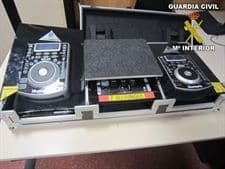 Se hace pasar por DJ para introducir 13 kilos de cocaína en una mesa de mezcla