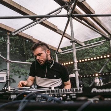 HÉCTOR OAKS danza a dos pasos en We Met Under The Strobe Light EP