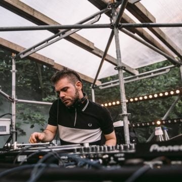 HÉCTOR OAKS danza a dos pasos en We Met Under The Strobe Light EP