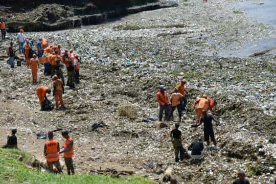 VIDEO: Un mar de basura llegó a las costas de República Dominicana